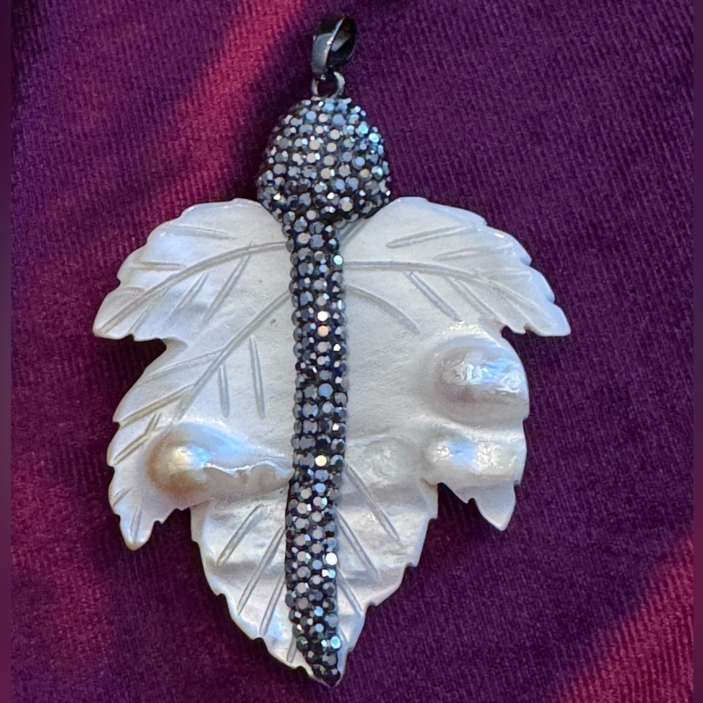 Natural freshwater shell leaf pendant NWT